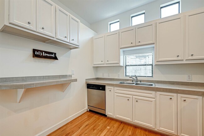 Building Photo - 11315 S Main St