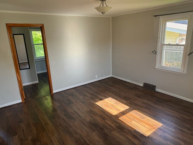 Building Photo - Charming 2 bedroom, 2 bathroom home located in East Peoria, IL.