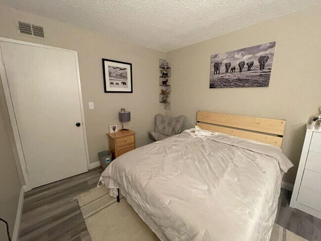 Primary Photo - High-Quality Riverside Room Rental