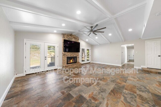 Building Photo - 640 Crest Ln