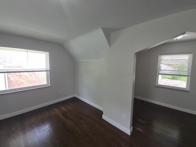 Building Photo - 5568 Raceview Ave