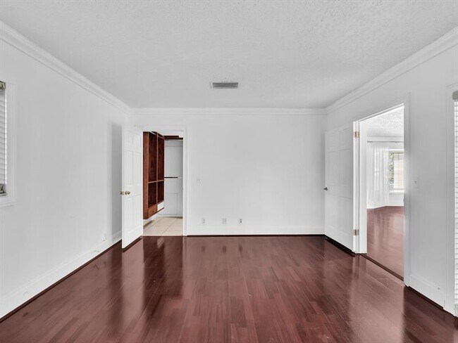 Building Photo - 899 NW 6th Dr