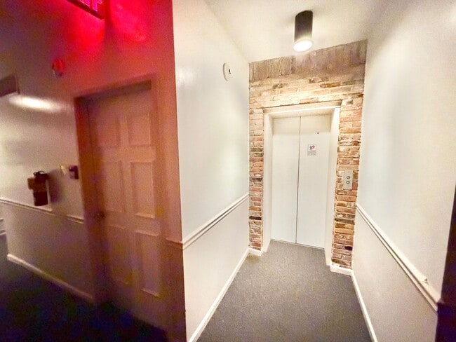 Building Photo - Dupont Prime Location Tree-Lined Corcoran St & 17th 1 bed 1 bath Condo UTILITIES INCLUDED.