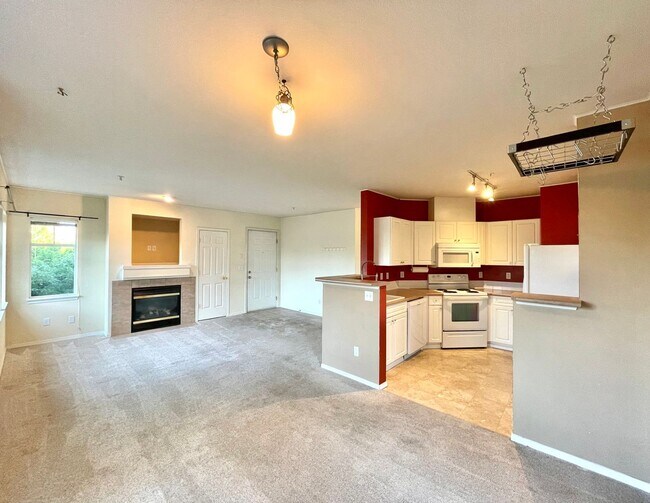 Building Photo - Spacious Top-Floor 3-Bedroom Condo