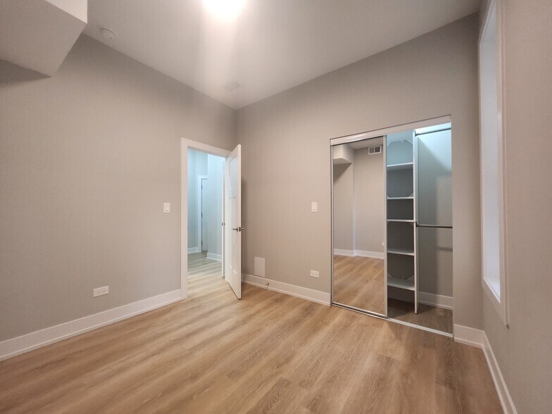 Building Photo - 442 W Belden Ave