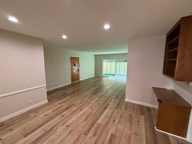 Building Photo - 2 Bedroom Sherman Oaks Condo for Rent!