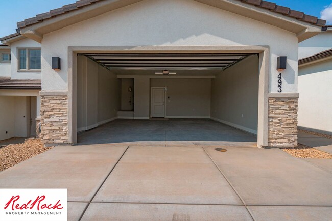 Building Photo - Townhome in Hurricane Heights!