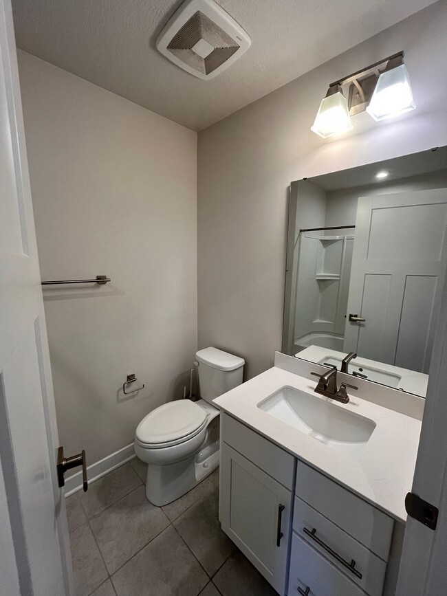Building Photo - 437 Greenwood Dr