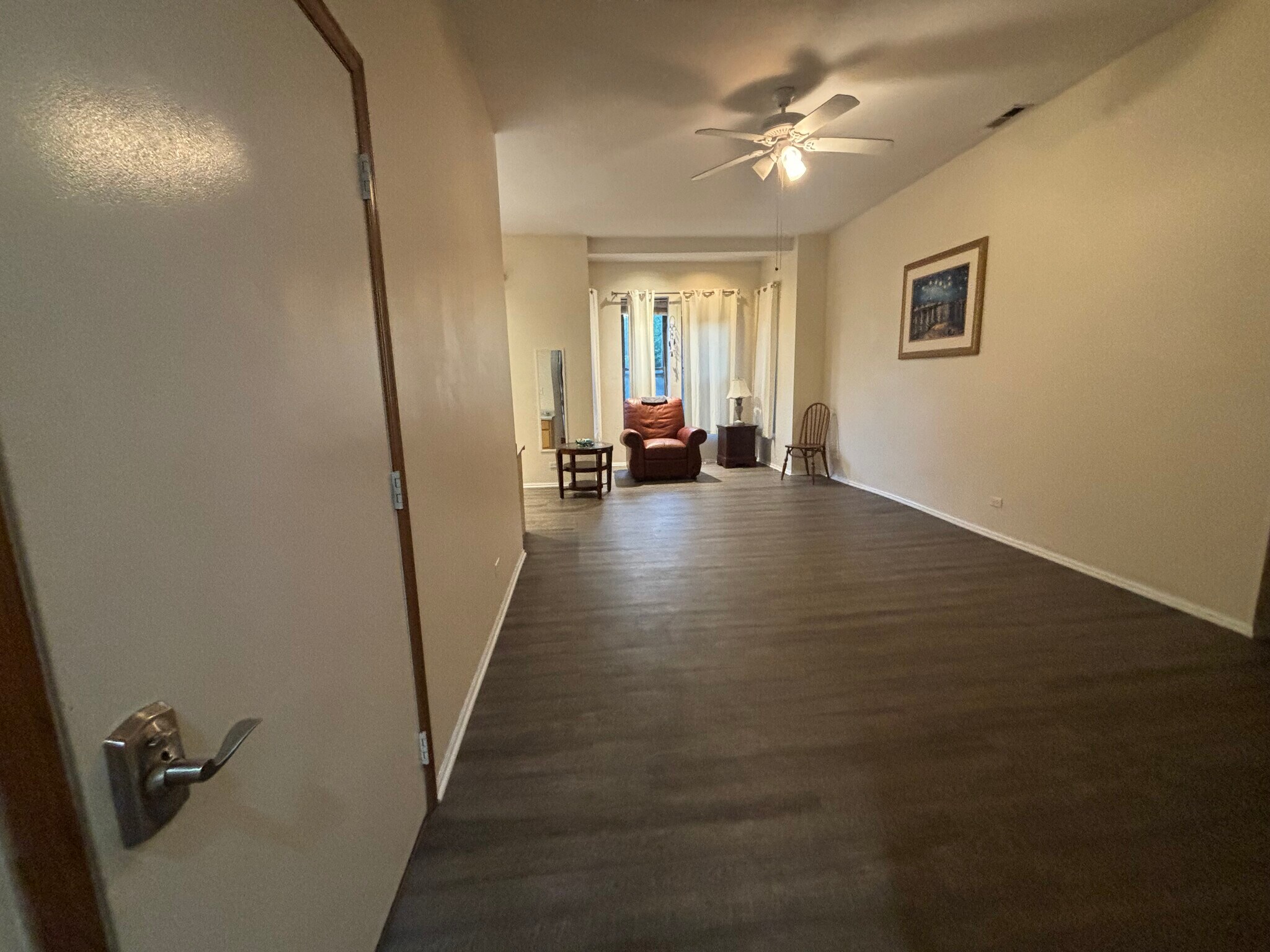 unit 2 living room - 827 S Laflin St