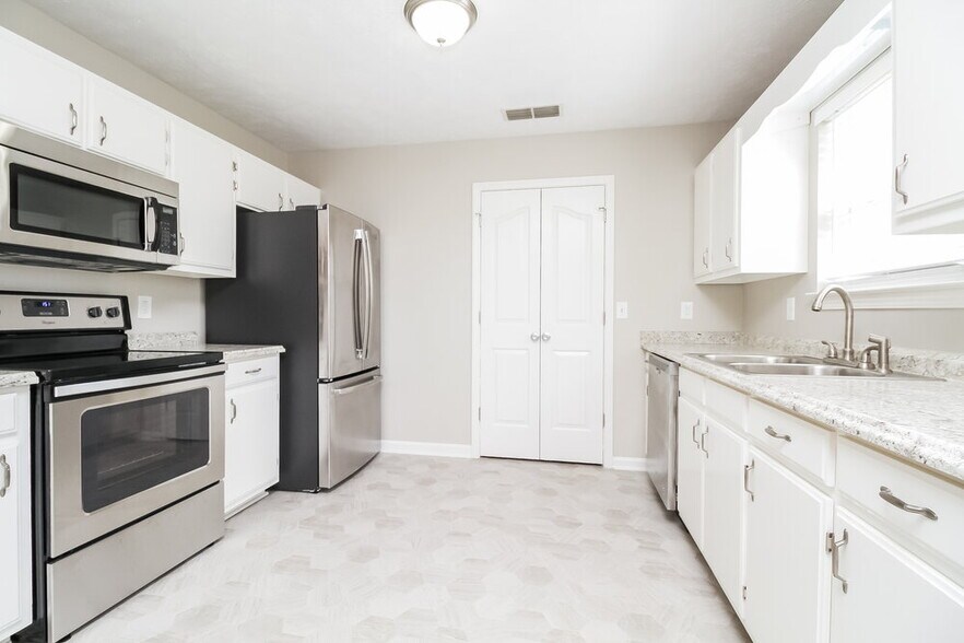 Building Photo - 2819 Weybridge Dr
