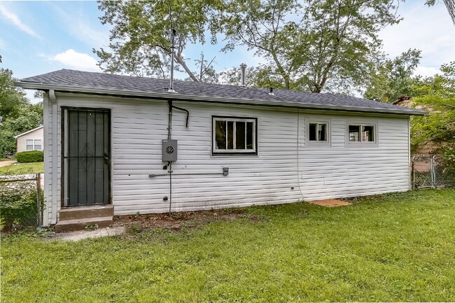 Building Photo - "Charming 3-Bedroom Gem with Cozy Living Space in Saint Louis!"