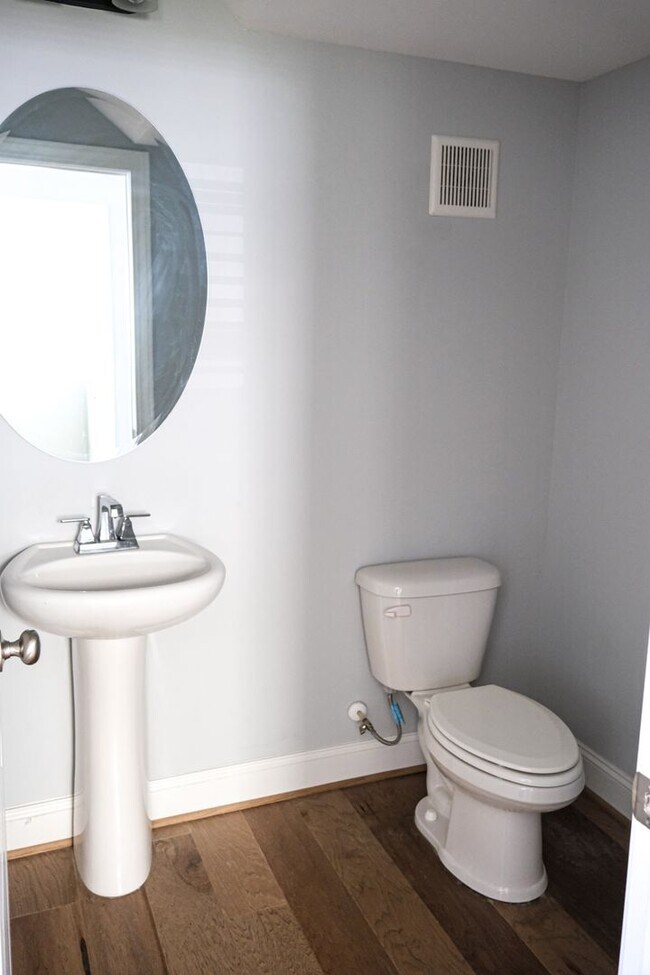 Building Photo - 3 Bedroom, 2.5 Bath in Prime Location! Law...