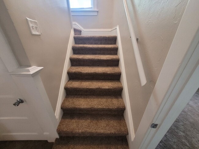 Building Photo - 6 Bedroom Home with large yard, washer/dry...