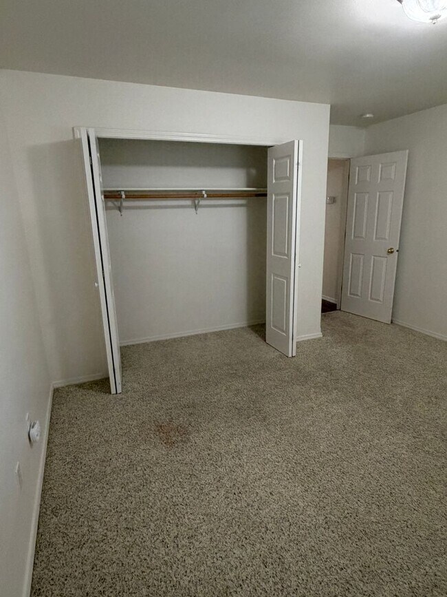 Building Photo - Large Duplex, Pelican Pointe Area