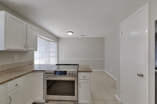 Building Photo - 3815 Regency Dr