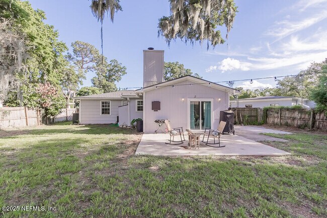Building Photo - 1358 Hollyhock Cir