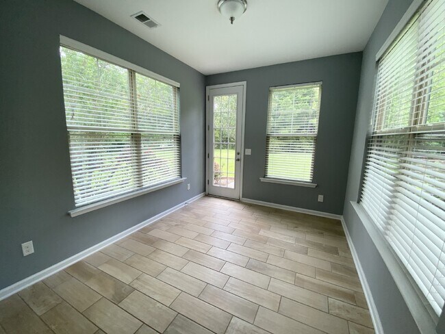 Building Photo - Spacious Home on a Corner Lot in Heritage ...