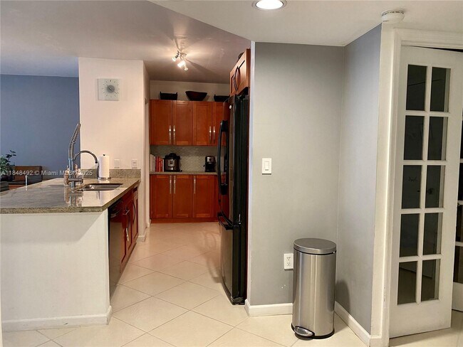 Building Photo - 1155 Brickell Bay Dr