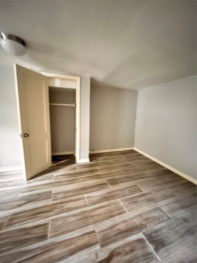 Building Photo - 911 Byrne St