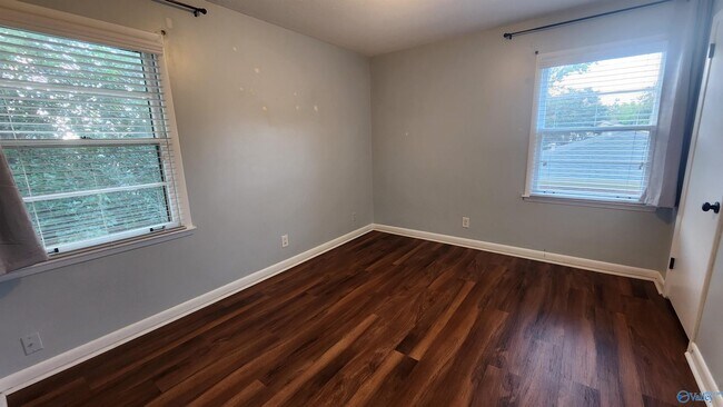 Building Photo - 11402 Hillwood Dr SE