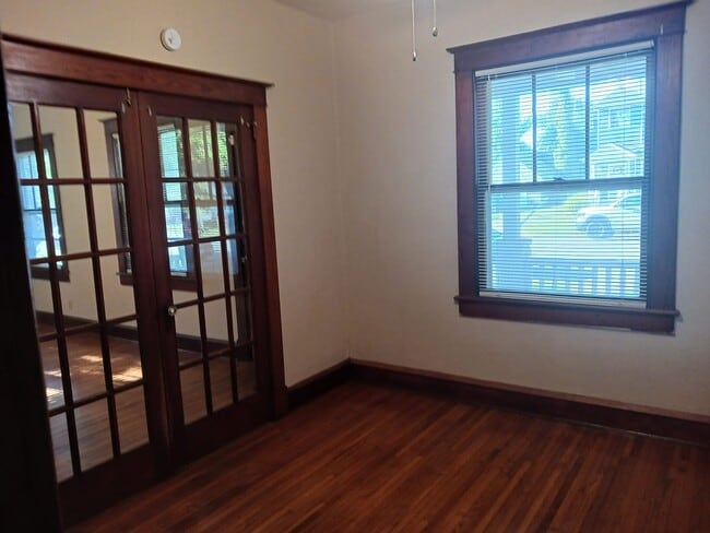 Building Photo - 305 Old Point Ave