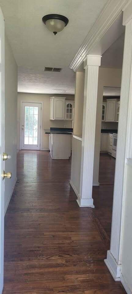 Building Photo - 918 S Luster Ave