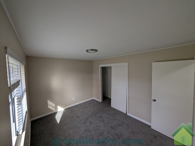 Building Photo - 412 Holiday Dr