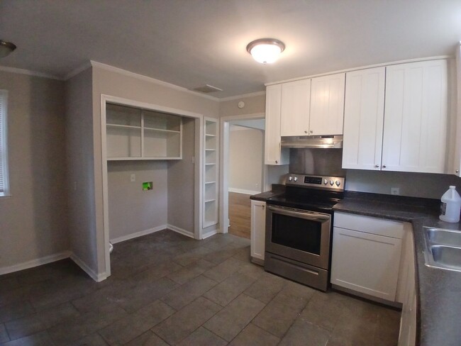 Building Photo - Delightful 3 bed 1 bath home - Open To Sec...