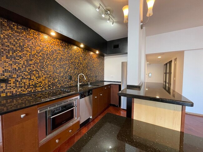 Building Photo - 175 E Delaware Pl