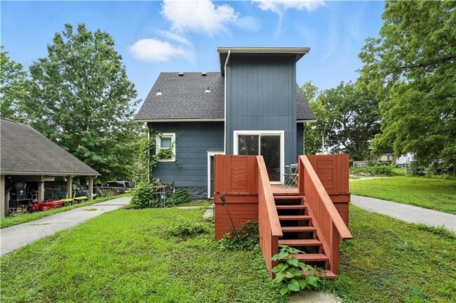 Building Photo - Great 2 bedroom 2 FULL bathrooms remodeled...