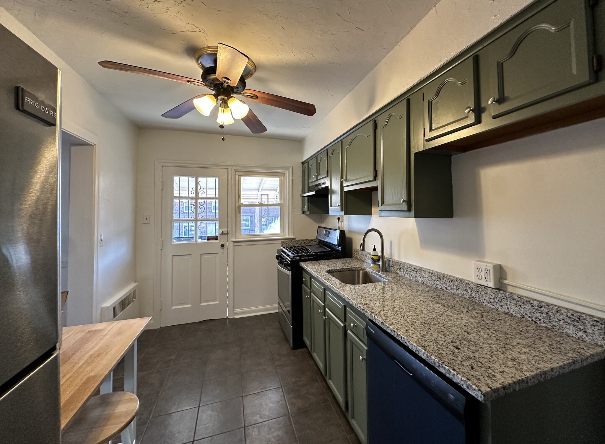 Kitchen with Deck Access. - 3823 Crestlyn Rd