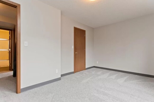 Building Photo - Beautiful 2BR 1ba condo available for May ...