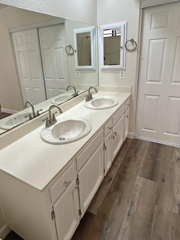 Building Photo - 13635 Elm St