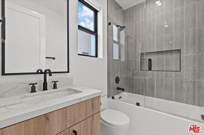 Building Photo - 3973 S Budlong Ave