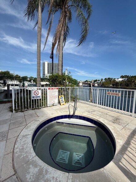 Jacuzzi - 1720 NW North River Dr