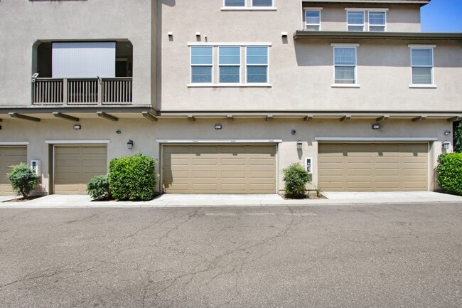 Building Photo - Tri-Level Azusa Townhome