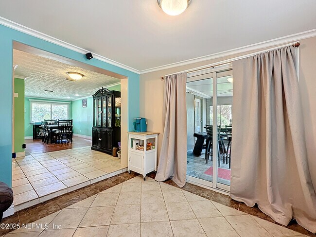 Building Photo - 2829 Goldenrod Cir E