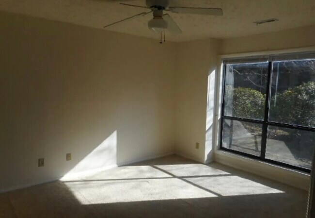 Building Photo - 1862 Tryon Dr