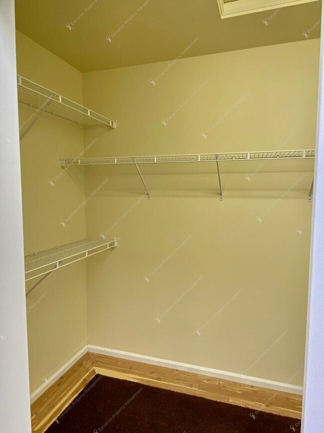 Building Photo - Charming and unique 2 BR in an upscale west Bend neighborhood