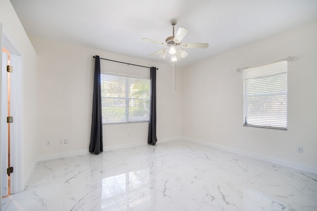 Building Photo - Enjoy the luxury living in Kingshyre, a hi...