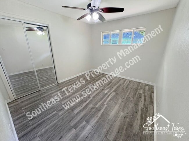 Building Photo - 515 Devon Dr