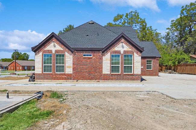 Building Photo - 703 E Oates Rd