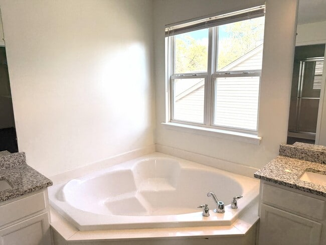 Building Photo - 33213 Saddleback Dr