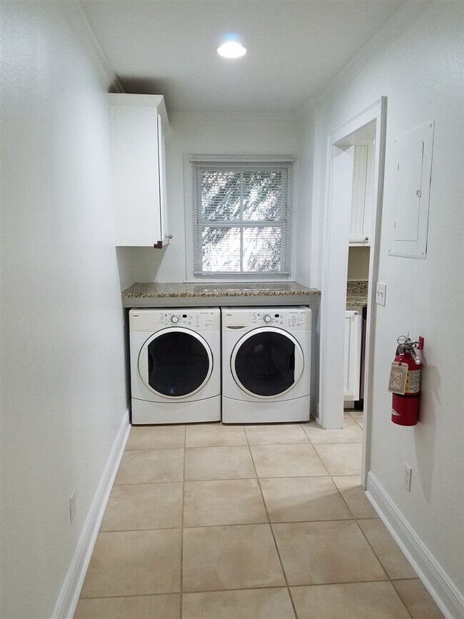 Building Photo - 1043 Martin St