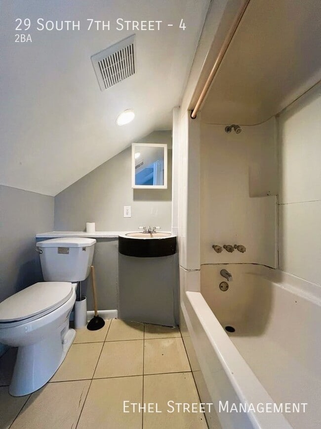 Building Photo - Newly-Updated 2 Bedroom Apartment