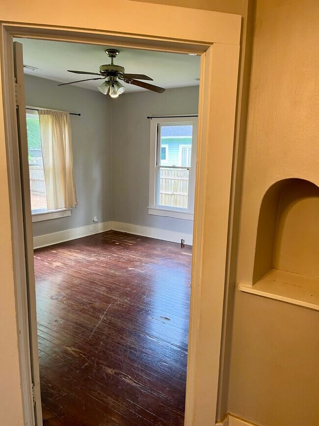 Building Photo - Charming Cottage in the Heart of Hammond! ...
