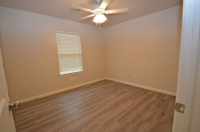 Building Photo - 11225 Howard Dr