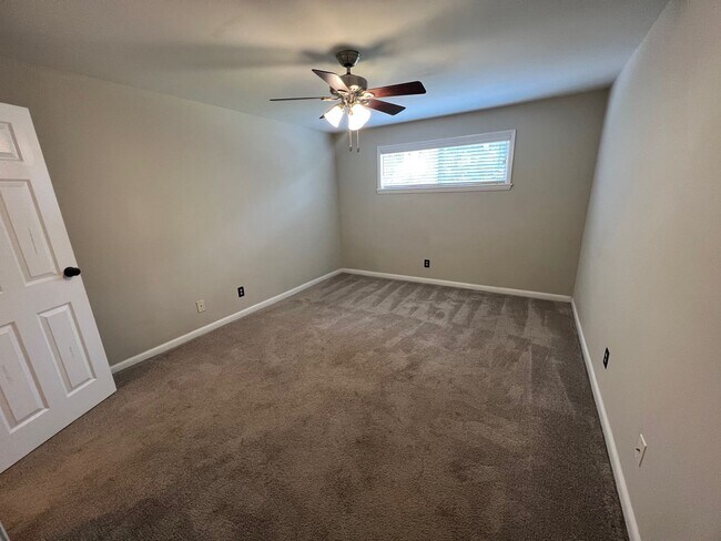 Building Photo - 2 Bed 1 Bath condo in gated community!