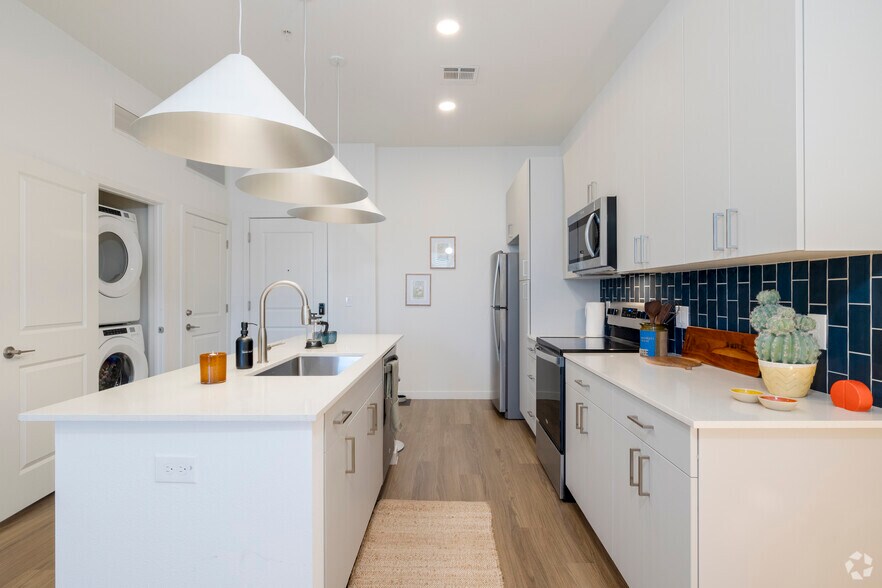 1BR, 1BA - 685SF - Kitchen - Nollie