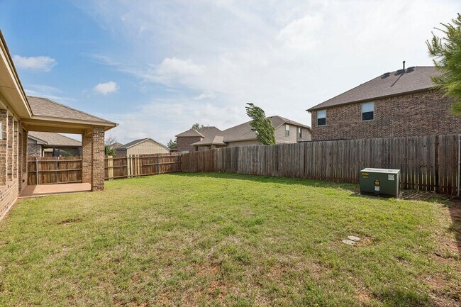 Building Photo - 3 bedroom 2 bath near Paycom!
